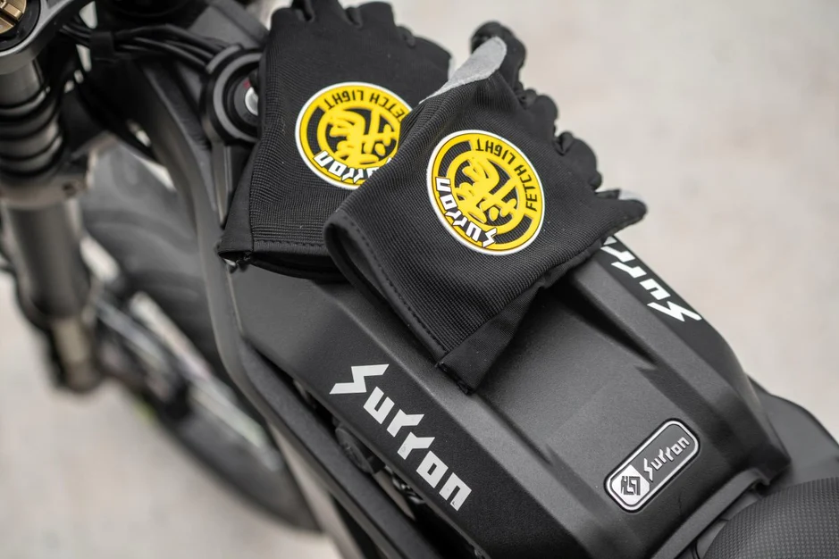 riding-gloves-281166_939x626