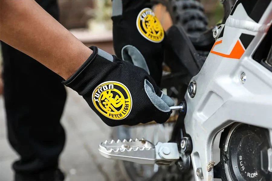 riding-gloves-671340_900x599